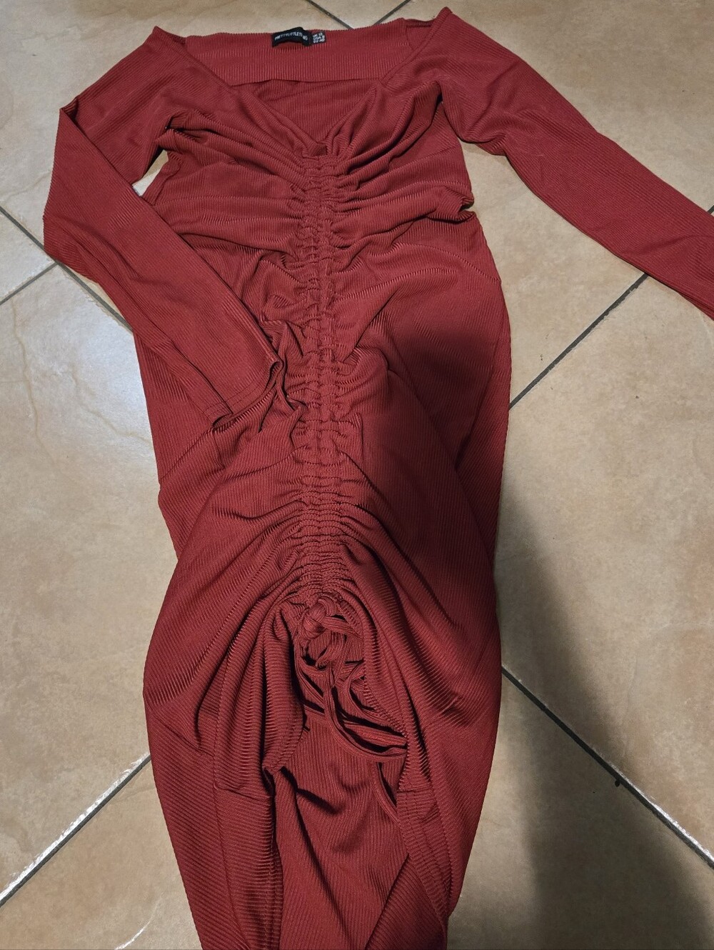 PrettyLittleThing Off-Shoulder Red Ruched Bodycon Dress - Picture 4 of 7